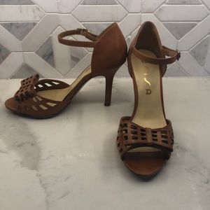 Brown leather heels with bow